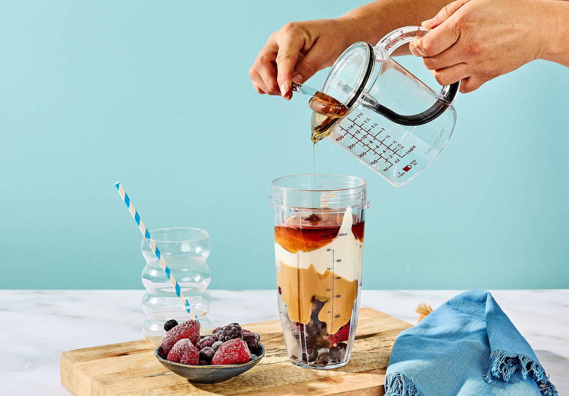 Dreamfarm Big Upcup pouring syrup into a blender jar